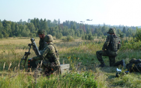 Vrtulníky AH-64 APACHE čekají ve vyčkávacím postavení, než minometná četa zničí protiletadlovou obranu nepřítele.