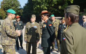 Velitel praporu pplk. Přemysl Štěpánek seznamuje gen. Dalbira Singha s činností 74.lmopr   